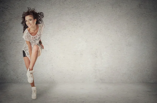 Tancerz kobieta jest stojący wyświetlone hip-hop ruch poza — Zdjęcie stockowe