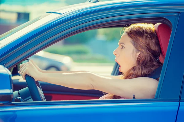 Cara de medo mulher dirigindo carro ampla boca aberta olhos gritando — Fotografia de Stock