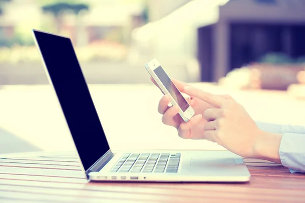 Mani della donna in possesso, utilizzando smart, telefono cellulare e computer — Foto Stock