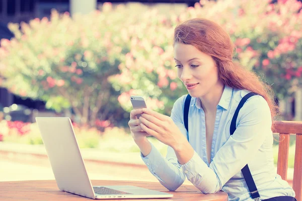 Mujer sosteniendo, usando el teléfono inteligente, móvil y el ordenador — Foto de Stock