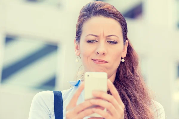 Chateado triste cético infeliz sério mulher falando mensagens de texto no telefone móvel — Fotografia de Stock