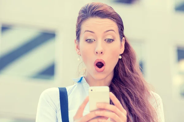 Angelägen ung tjej tittar på telefonen ser dåliga nyheter eller bilder med äckliga känslor — Stockfoto