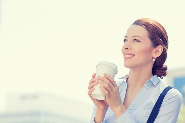 Femme boire du café au soleil debout en plein air — Photo