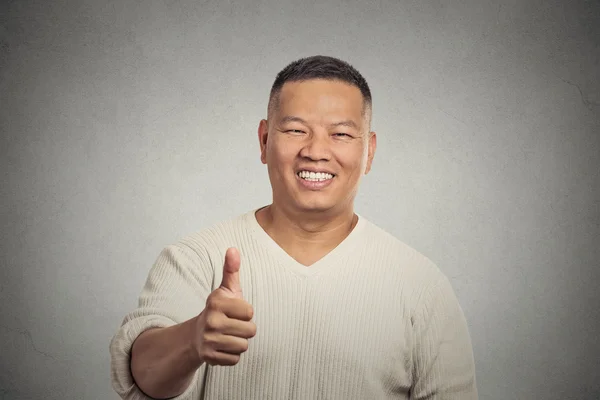 Glimlachende man werknemer geven duimen omhoog teken gebaar — Stockfoto