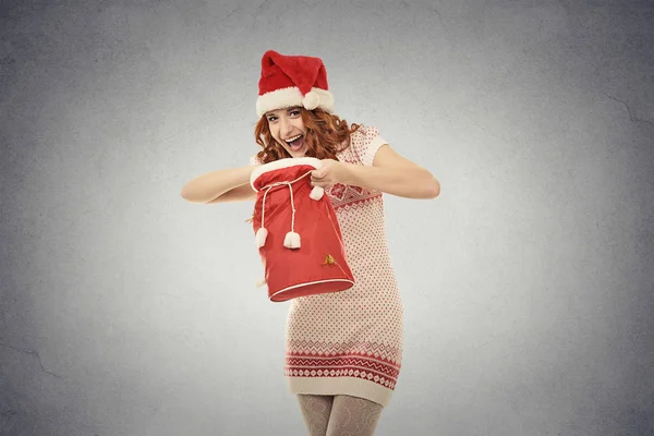 Boże Narodzenie kobieta w santa claus czerwony kapelusz gospodarstwa otwierania torby prezent — Zdjęcie stockowe