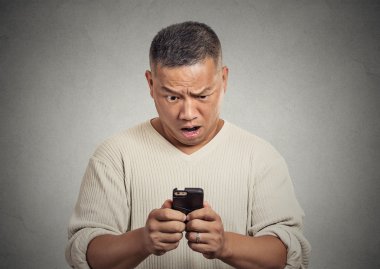 sürpriz şok adam mutsuz cep telefonu üzerinde gördüğü tarafından pissed