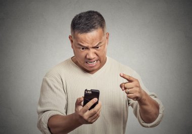 Mobil iken, kızgın orta yaşlı adam akıllı telefon işaret