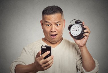şaşırmış şok adam ile çalar saat seyir akıllı telefon