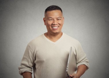 yakışıklı mutlu adam ayakta gülümseyen dizüstü holding