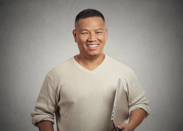 yakışıklı mutlu adam ayakta gülümseyen dizüstü holding