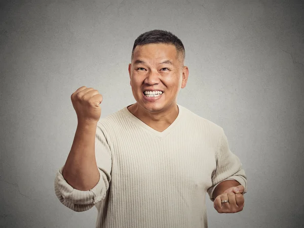 Estudante de sucesso feliz, homem ganhando punhos bombeado celebrando o sucesso — Fotografia de Stock