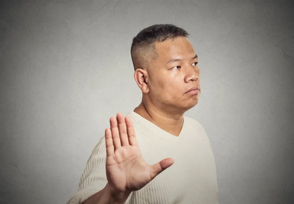 Gruñón hombre de mediana edad con mala actitud dando charla al gesto de la mano — Foto de Stock