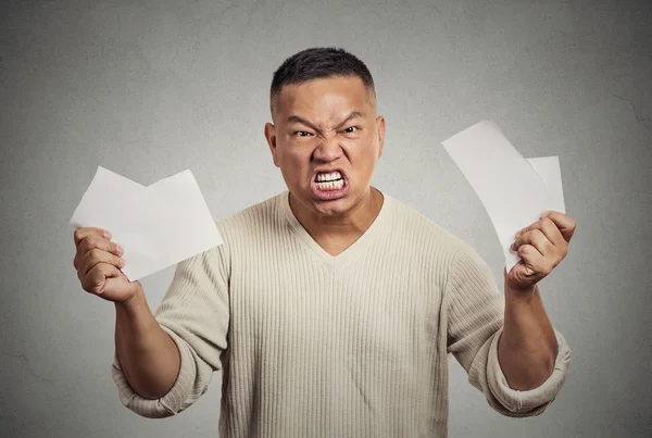 Homem irritado rasgando documentos de negócios em pedaços — Fotografia de Stock