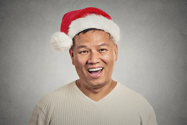 Retrato headshot de homem de meia idade com chapéu vermelho santa claus feliz sorrindo — Fotografia de Stock