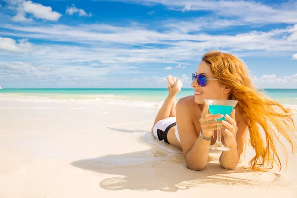 Glückliche Frau am Strand genießt sonniges Wetter — Stockfoto