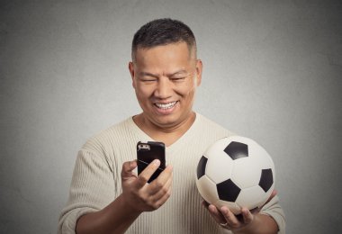 şaşırmış adam oyun holding futbol izlerken smartphone üzerinde seyir gülümseyen 