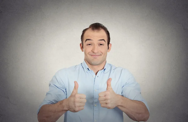 Feliz, emocionado joven sorprendido mostrando pulgares hacia arriba — Foto de Stock