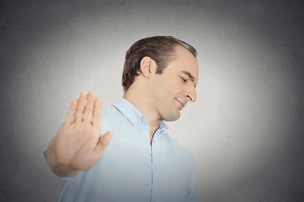 Gruñón hombre con mala actitud dando charla al gesto de la mano — Foto de Stock