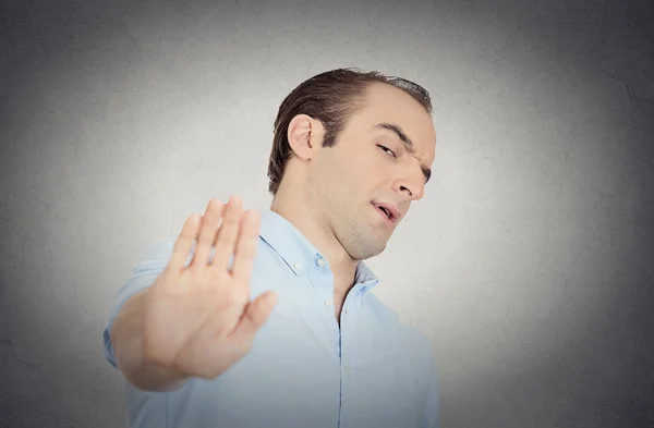 Gruñón hombre con mala actitud dando charla al gesto de la mano — Foto de Stock