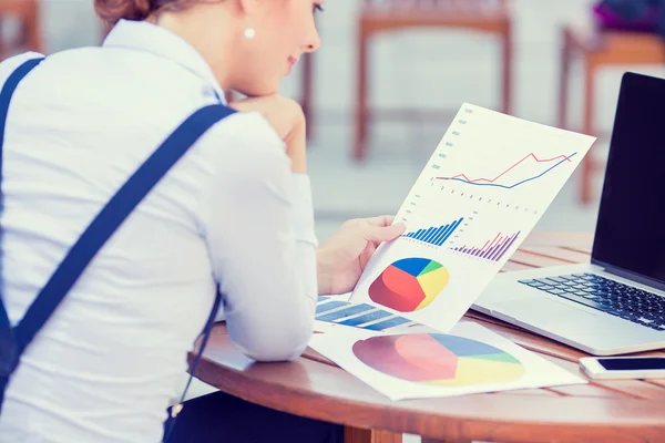 Anlageberater analysiert Jahresfinanzbericht des Unternehmens — Stockfoto