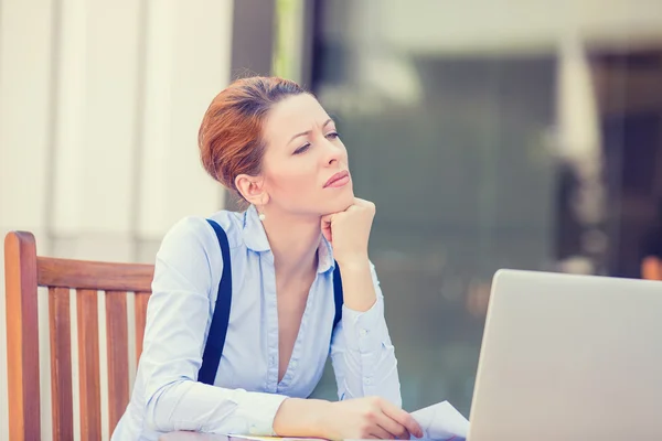 Ontevreden bezorgd zakenvrouw zit voor laptopcomputer — Stockfoto