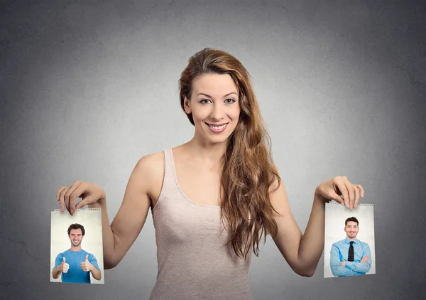 Hermosa mujer indecisa sobre qué hombre elegir. Emociones humanas — Foto de Stock