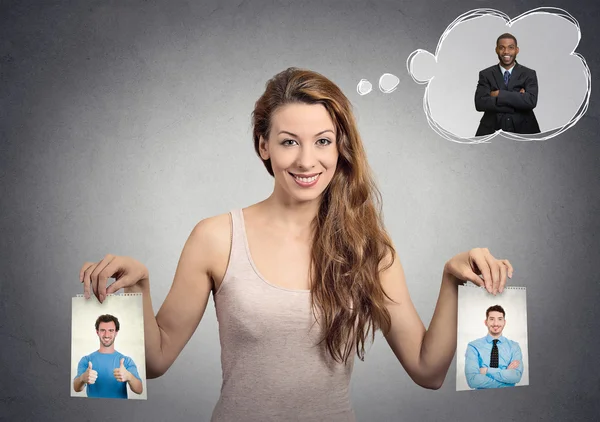 Güzel kadın seçmek için hangi adam hakkında kararsız. İnsan duyguları