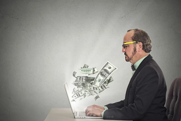 Hombre de negocios corporativo con gafas que trabajan en línea en el ordenador —  Fotos de Stock
