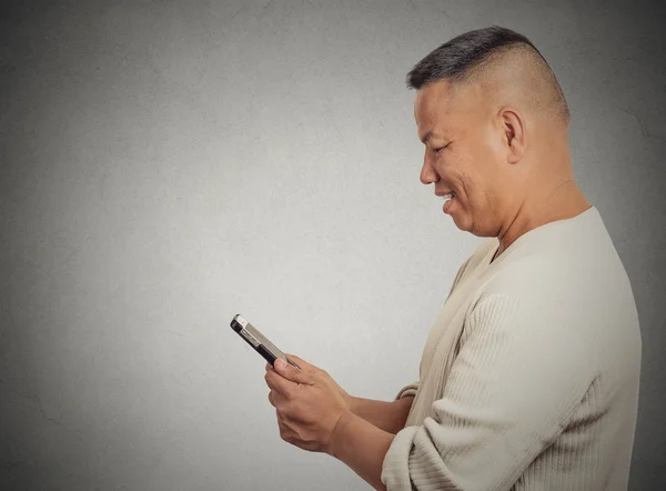 Счастливый жизнерадостный мужчина взволнован тем, что видит на мобильном телефоне — стоковое фото