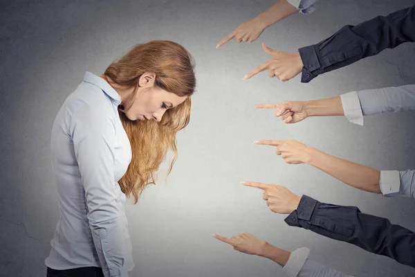 Anklage gegen schuldige Geschäftsfrau — Stockfoto