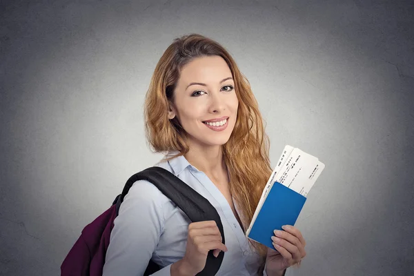 Gelukkig toeristische jonge vrouw met paspoort vakantieticket vlucht — Stockfoto