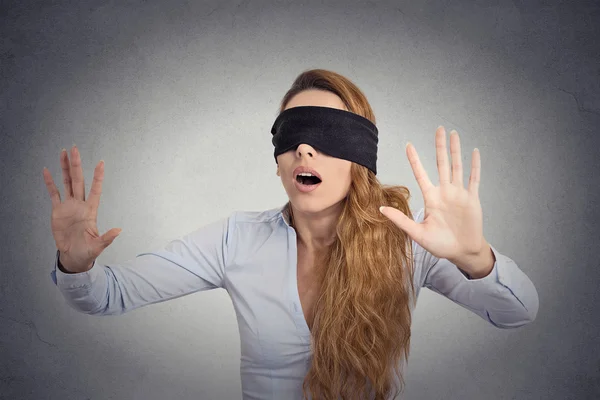 Ileri elleriyle blindfolded yürüyüş genç iş kadını — Stok fotoğraf