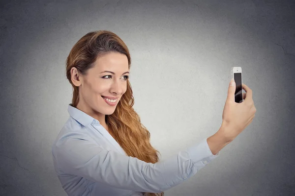 Mujer feliz tomando selfie con smartphone —  Fotos de Stock
