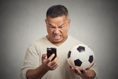 sinirli adam akıllı cep telefonundan arayan telefon izlerken oyun holding futbol 