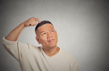 düşünceli delikanlı ararken