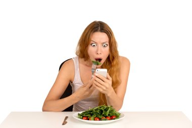 Şok kız seyir telefon kötü haberler görmek yeşil salata yemek