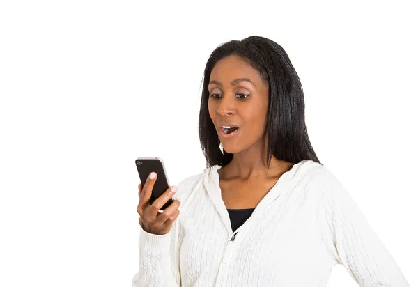 Wesoły średniej wieku kobieta podekscytowany przez co widzi na telefon komórkowy — Zdjęcie stockowe