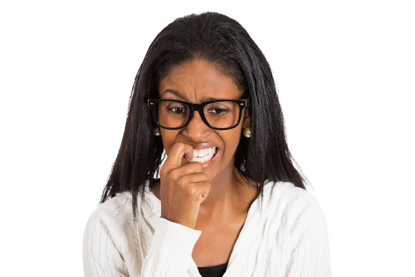 Nerveuze vrouw met glazen haar nagels bijten — Stockfoto