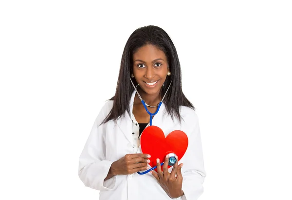 Medico cardiologo sanitario con stetoscopio che tiene il cuore — Foto Stock