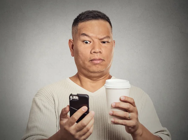 Worried skeptical surprised man reading bad news sms on smartphone — Stock Photo, Image