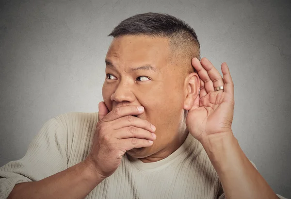 Homem chocado mão a orelha ouvindo — Fotografia de Stock