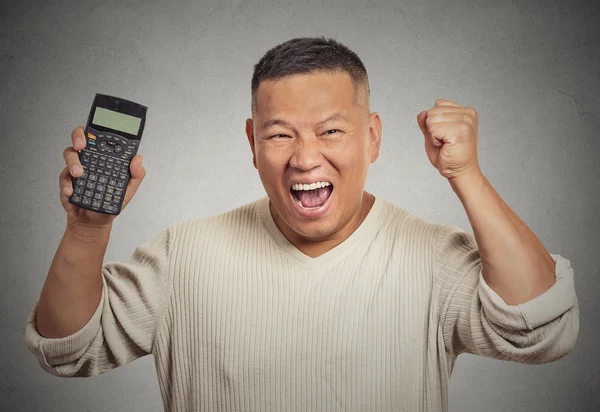 Счастливый человек с калькулятором — стоковое фото
