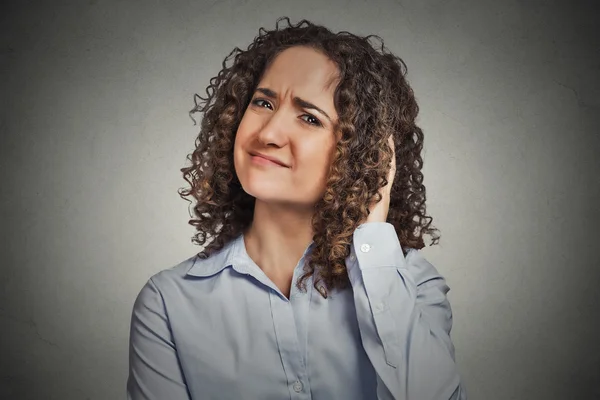 Escéptico. Mujer dudosa mirándote — Foto de Stock