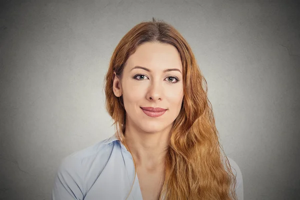 Gelukkig lachende jonge vrouw — Stockfoto