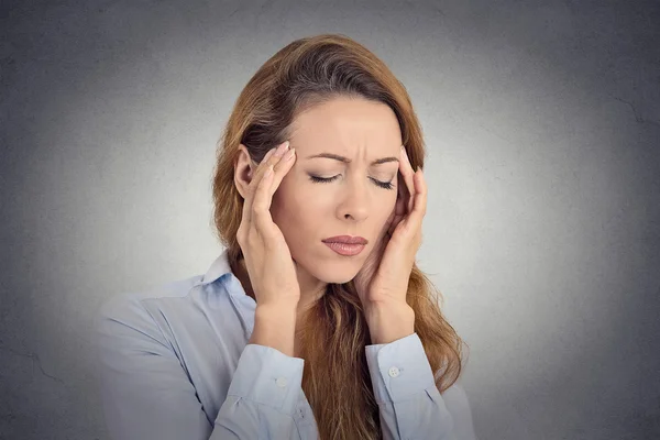 Junge Frau leidet unter Kopfschmerzen — Stockfoto