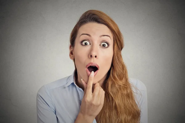 Surprised astonished woman with open mouth — Stock Photo, Image