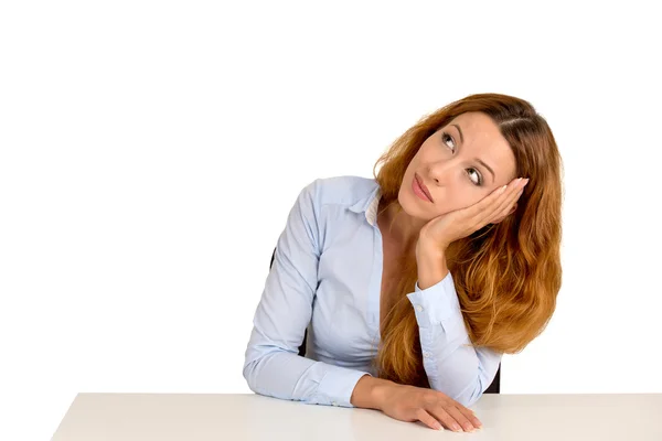 Uttråkad kvinna lutar på ett skrivbord, tänker titta upp — Stockfoto