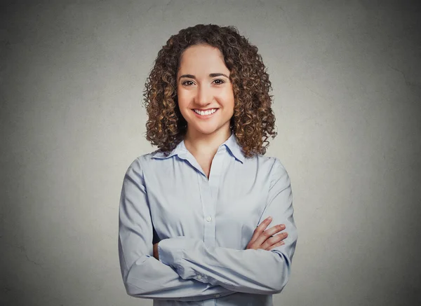 Glad, trygg, framgångsrik ung professionell kvinna — Stockfoto
