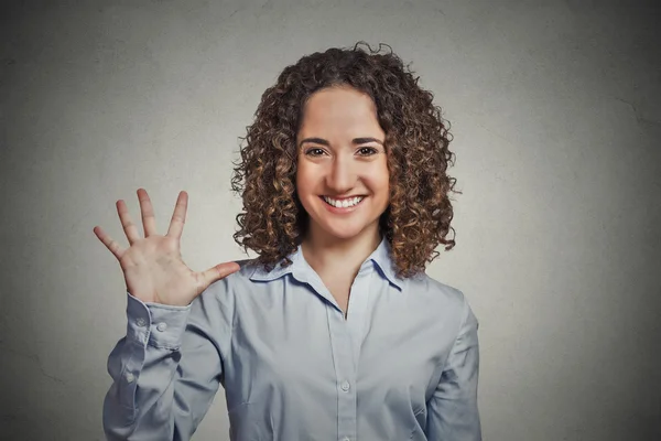 Frau macht fünfmal Gebärdengeste mit den Fingern — Stockfoto