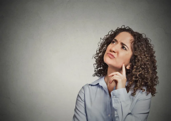 Chagrijnig geërgerd ongelukkige jonge vrouw die denken opzoeken — Stockfoto